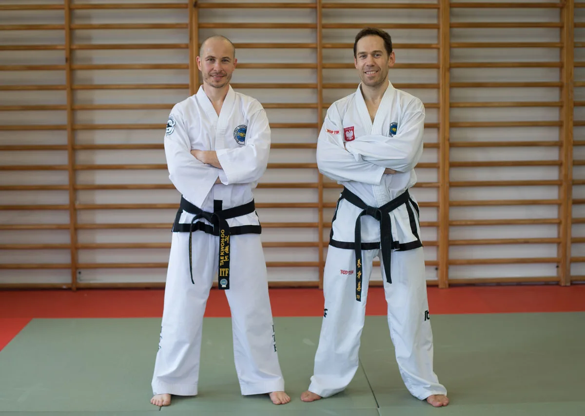 Marcin Staniszewski i Piotr Wasilewski w dobokach z czarnymi pasami