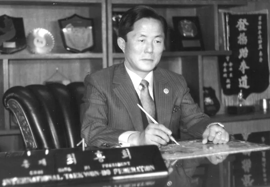 Gen. Choi Hong Hi przy biurku, archiwalne zdjęcie czarno-białe